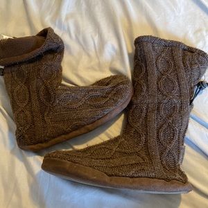 Muk Luks size Medium (6.5-7.5) shoes/slippers